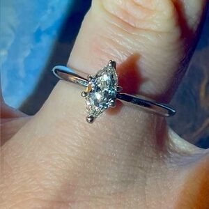 High clarity natural diamond engagement ring
